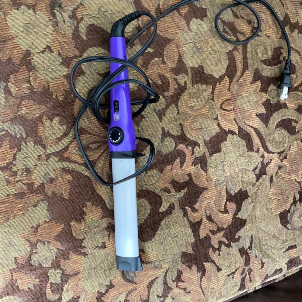 I got it from Walmart it’s a oval curling iron